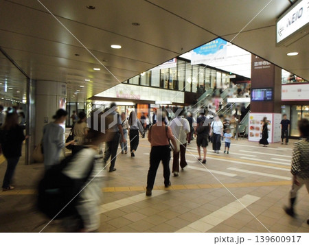 出口に向けて駅構内を歩く人 出口に向けて駅構内を歩く人 139600917