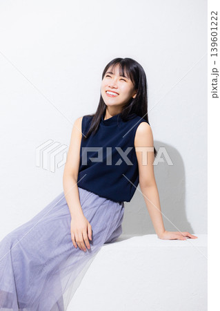 日焼け止めを塗る女性　　 139601222