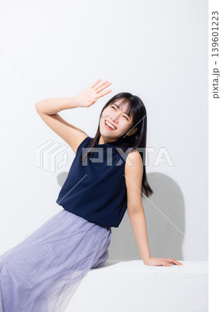 日焼け止めを塗る女性 日焼け止めを塗る女性 139601223