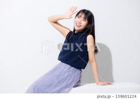 日焼け止めを塗る女性　　 139601224
