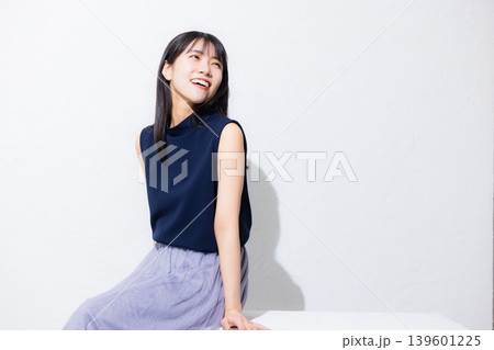 日焼け止めを塗る女性　　 139601225