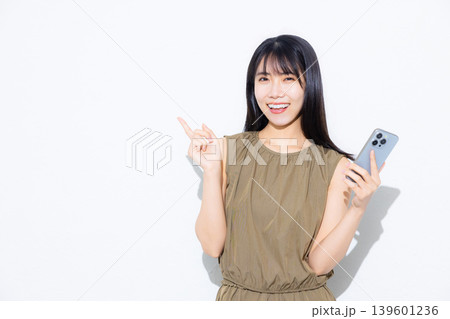 スマホを見ている若い女性 スマホを見ている若い女性 139601236