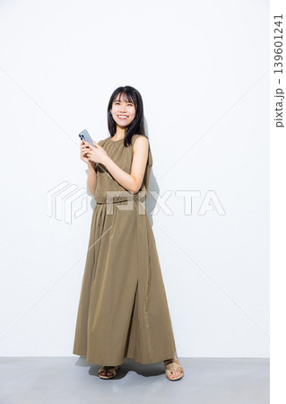 スマホを見ている若い女性 139601241