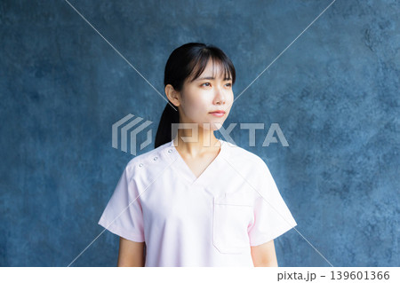 笑顔の若い看護師 笑顔の若い看護師 139601366