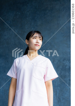 笑顔の若い看護師 笑顔の若い看護師 139601368