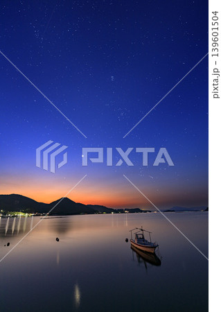瀬戸内の夏の星景色 朝焼け空に昇るオリオン座 瀬戸内の夏の星景色 朝焼け空に昇るオリオン座 139601504