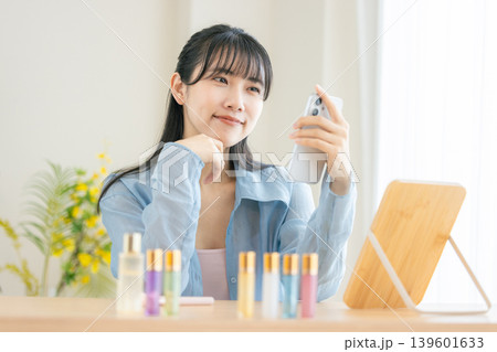 朝支度をする若い女性　スマホ 139601633