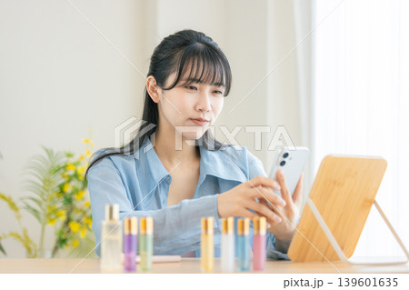 朝支度をする若い女性 スマホ 朝支度をする若い女性 スマホ 139601635