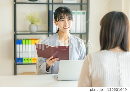 打ち合わせをするビジネスウーマン 139601649