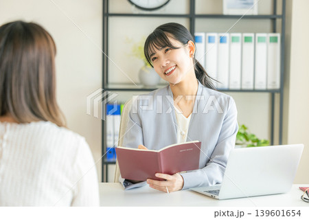 打ち合わせをするビジネスウーマン 打ち合わせをするビジネスウーマン 139601654