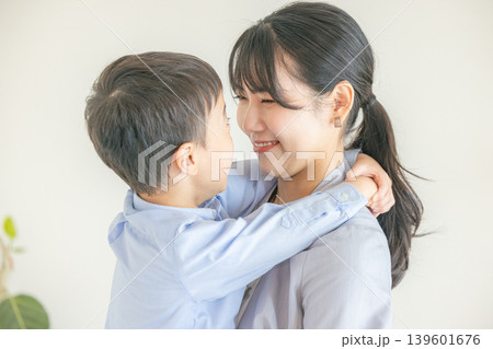 働くママと子供 139601676