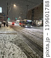 雪の降る夜の道路 139601788