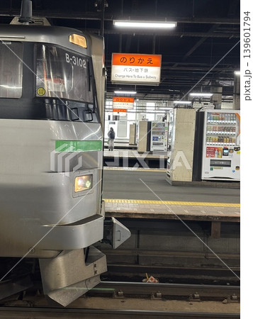 発車を待つ 発車を待つ 139601794