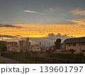 住宅街に沈む夕日 139601797
