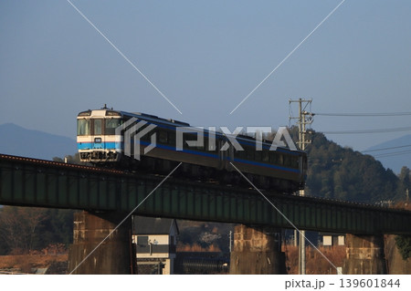早朝の予讃線を走るキハ185系の乗り得普通列車_2026/2/21撮影 早朝の予讃線を走るキハ185系の乗り得普通列車_2026/2/21撮影 139601844