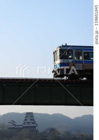 大洲城を横目に早朝の予讃線を走行するキハ185系の乗り得普通列車_2026/2/21撮影 大洲城を横目に早朝の予讃線を走行するキハ185系の乗り得普通列車_2026/2/21撮影 139601845