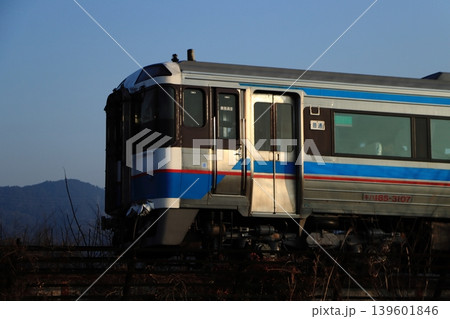 美しい四国山地の山々を背景に早朝の予讃線を走るキハ185系の乗り得普通列車_2026/2/21撮影 美しい四国山地の山々を背景に早朝の予讃線を走るキハ185系の乗り得普通列車_2026/2/21撮影 139601846