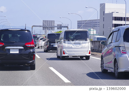 大渋滞している高速道路と車列 大渋滞している高速道路と車列 139602000
