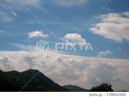 山並みの上に広がる青空と立体的な白雲の風景 山並みの上に広がる青空と立体的な白雲の風景 139602068