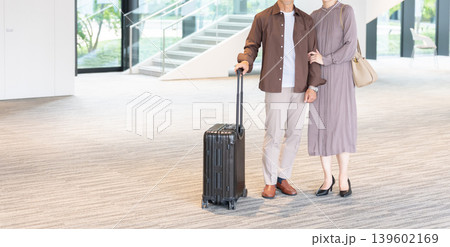 ホテルに宿泊する旅行者のシニア夫婦 ホテルに宿泊する旅行者のシニア夫婦 139602169