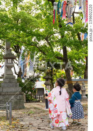 七五三で神社にお参りをする子供 139602220