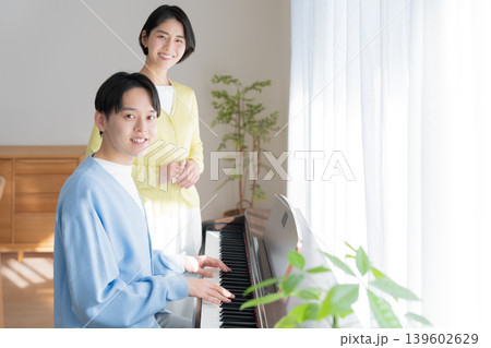 ピアノ教室の先生と生徒 ピアノ教室の先生と生徒 139602629
