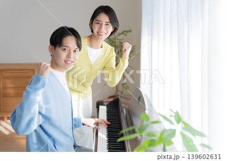 ピアノ教室の先生と生徒 139602631