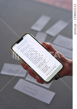 テーブルの上に散らばったレシート テーブルの上に散らばったレシート 139603112