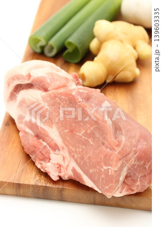 豚肉と香味野菜 139603335