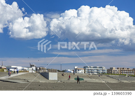 湘南鵠沼海岸　青空と綺麗な雲 139603390