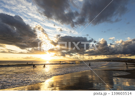湘南鵠沼海岸 美しい夕陽の光と波打ち際 湘南鵠沼海岸 美しい夕陽の光と波打ち際 139603514