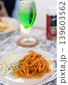 テーブルに並べられた料理のスパゲッティと飲物 139603562
