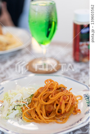 テーブルに並べられた料理のスパゲッティと飲物 テーブルに並べられた料理のスパゲッティと飲物 139603562