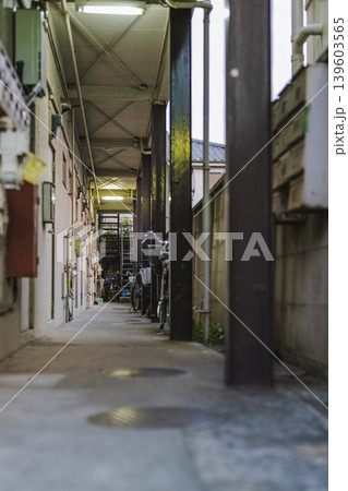古いアパートの共用通路と自転車 古いアパートの共用通路と自転車 139603565