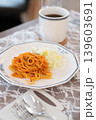 テーブルに並べられた料理であるスパゲッティとコーヒー 139603691