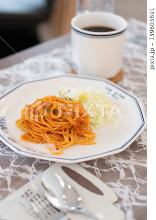 テーブルに並べられた料理であるスパゲッティとコーヒー 139603691