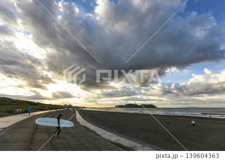 湘南鵠沼海岸　江の島とダイナミックな雲 139604363