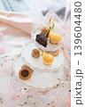 テーブルに置かれたお菓子 139604480