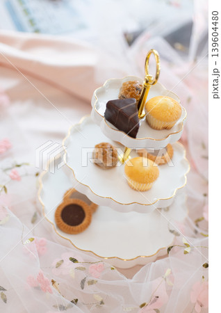 テーブルに置かれたお菓子 テーブルに置かれたお菓子 139604480