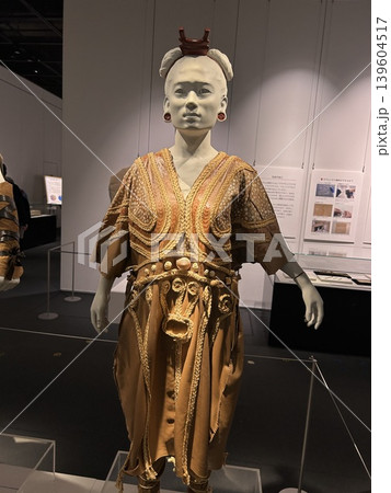 青森県青森市の史跡、三内丸山遺跡の縄文時遊館に展示された装飾された服を着た女性の像です。 青森県青森市の史跡、三内丸山遺跡の縄文時遊館に展示された装飾された服を着た女性の像です。 139604517