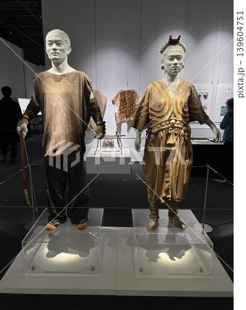 青森県青森市の史跡、三内丸山遺跡の縄文時遊館に展示された縄文服を着た男女の像です。 青森県青森市の史跡、三内丸山遺跡の縄文時遊館に展示された縄文服を着た男女の像です。 139604751