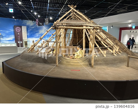 青森県青森市の史跡、三内丸山遺跡の縄文時遊館に展示された竪穴建物のレプリカです。 青森県青森市の史跡、三内丸山遺跡の縄文時遊館に展示された竪穴建物のレプリカです。 139604816