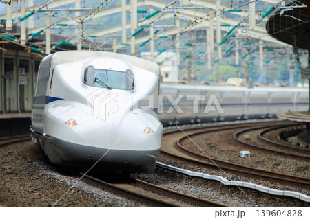 徳山駅を通過するN700系新幹線 徳山駅を通過するN700系新幹線 139604828