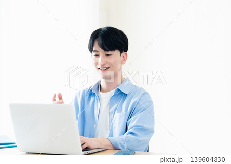 オンラインミーティングをする若い男性 139604830