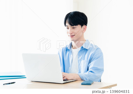 オンラインミーティングをする若い男性 139604831