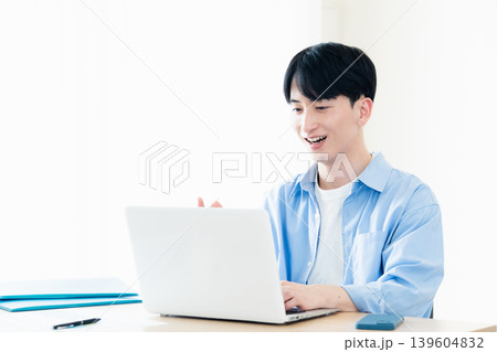 オンラインミーティングをする若い男性 オンラインミーティングをする若い男性 139604832