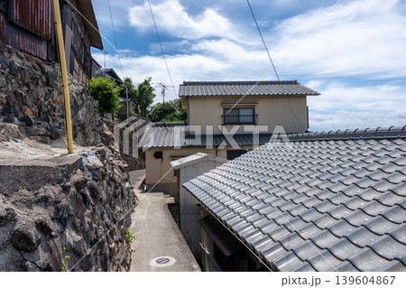 香川県高松市男木島の迷路のように入り組んだ路地を撮影 139604867