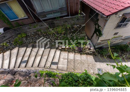 香川県高松市男木島の迷路のように入り組んだ路地を撮影 香川県高松市男木島の迷路のように入り組んだ路地を撮影 139604885