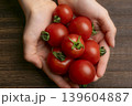 手の上のミニトマト 139604887