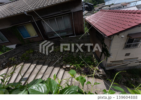 香川県高松市男木島の迷路のように入り組んだ路地を撮影 139604888